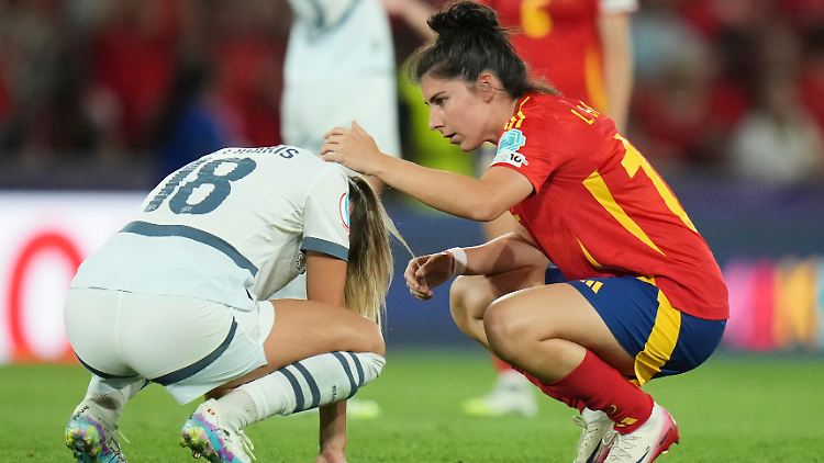 Die Spanierin Lucia Garcia (rechts) tröstet die Schweizerin Viola Calligaris am Ende des Viertelfinalspiels.