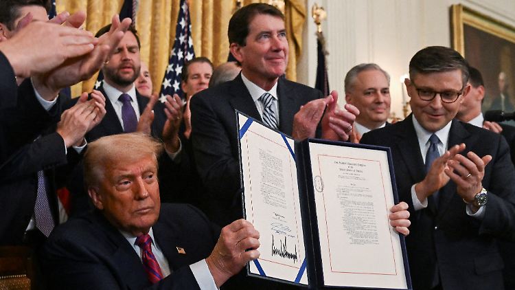 Trump nach der Unterzeichnung des "Genius-Act".