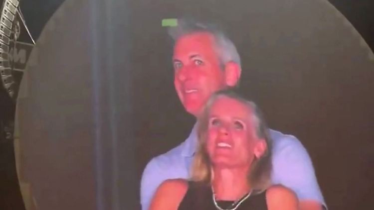 Auf einem Video in Online-Netzwerken ist zu sehen, wie ein grauhaariger Mann und eine blonde Frau in inniger Umarmung dem Coldplay-Konzert lauschen.