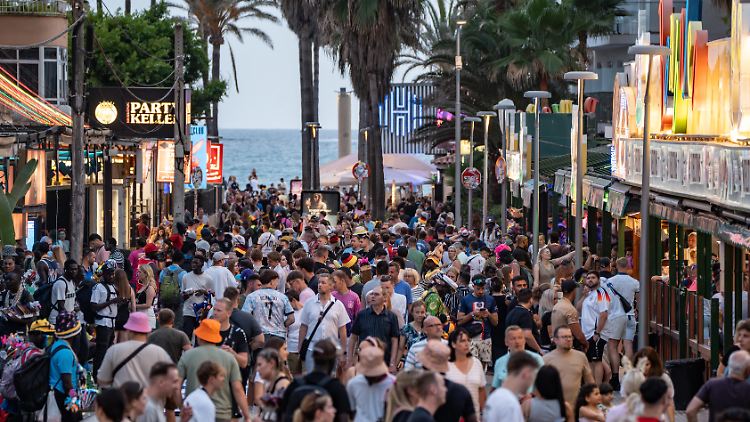 Blick in die so genannte Schinkenstraße - Carrer del Pare Bartomeu Salvà - mit den beiden Lokalen Bierkönig und Bamboleo. 