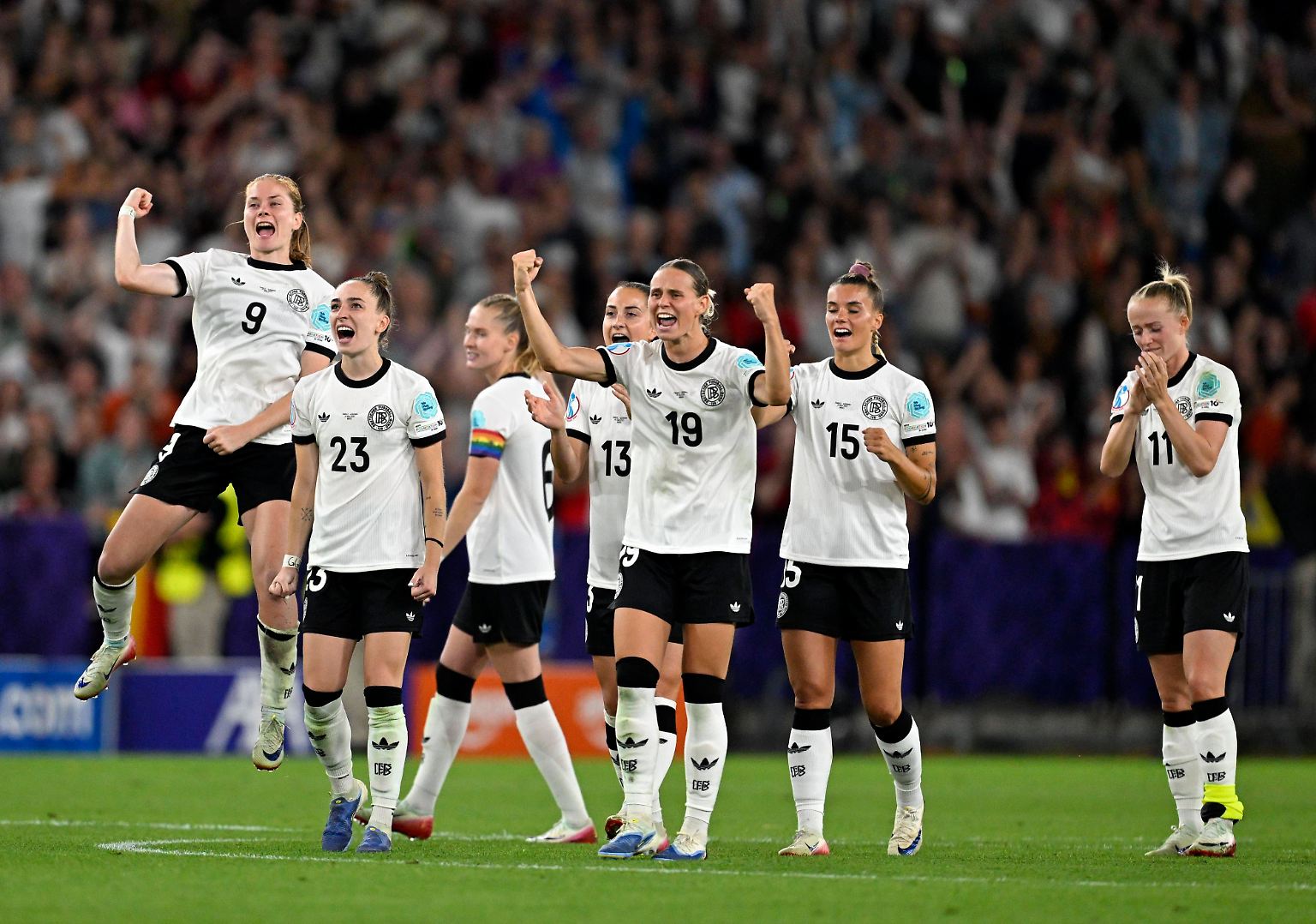 Die deutschen Fußball-Frauen stehen nach einem dramatischen Sieg im EM-Halbfinale.