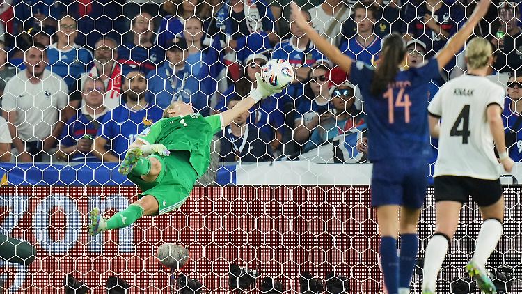 Ann-Katrin Berger erstaunte die Fußballwelt mit dieser herausragenden Parade.