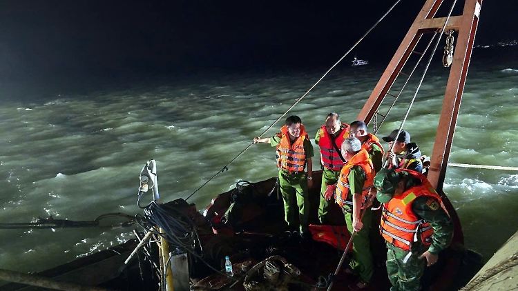 Die Rettungsarbeiten in der Halong-Bucht liefen die ganze Nacht.