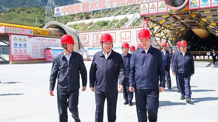Chinas Ministerpräsident Li besuchte in Tibet auch andere Großbauprojekte. 