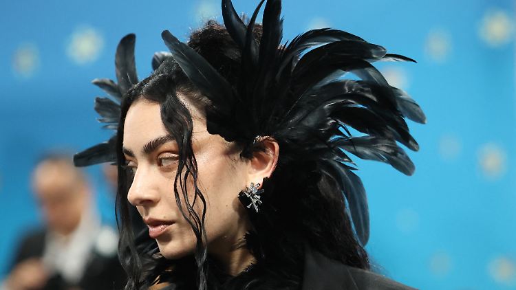 Charli XCX auf der Met-Gala, diesmal kam sie nicht in Schwarz.