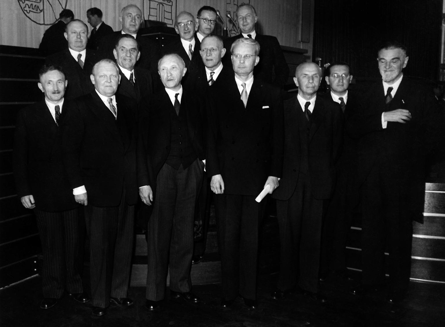In Anzug und Krawatte treten die Minister im September 1949 im ersten Kabinett der gerade gegründeten Bundesregierung in Bonn an. 