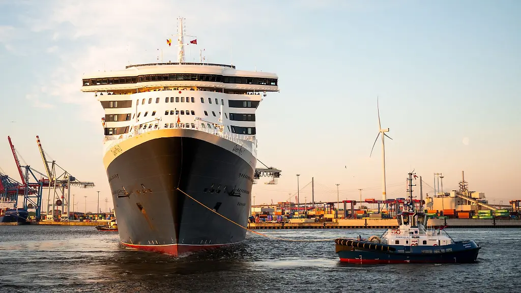Das-Kreuzfahrtschiff-Queen-Mary-2-laeuft-am-Morgen-in-den-Hafen-ein