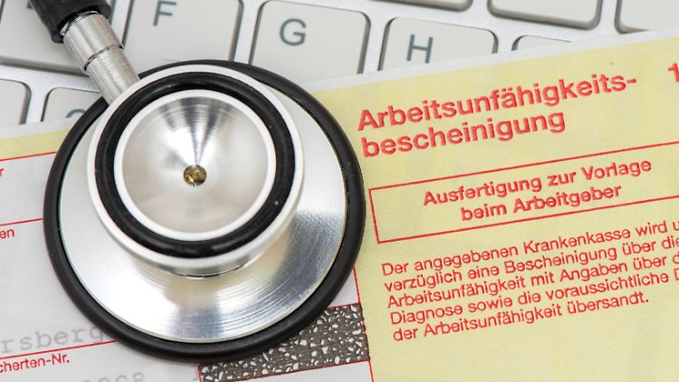 Die Zahl der durchschnittlichen Krankentage im ersten Halbjahr 2025 bleibt auf hohem Niveau.