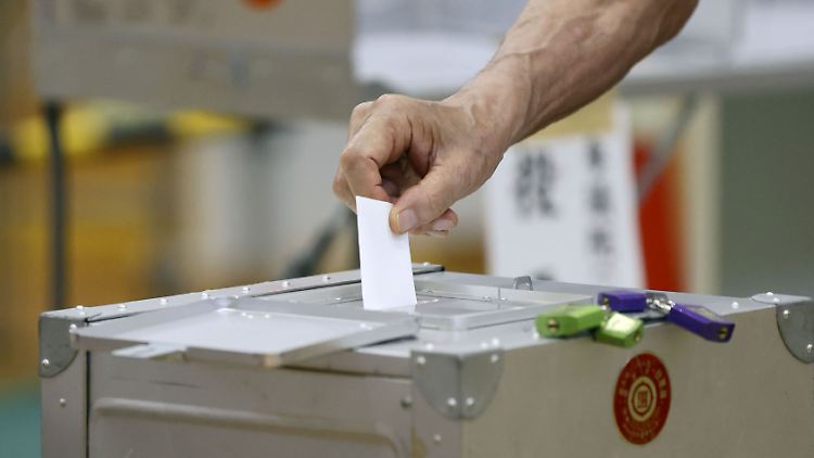 Japaner sorgen sich um ihr Gehalt und ihre Rente - aber auch die größere Zahl von Ausländern spielte bei ihrer Wahlentscheidung eine Rolle. 
