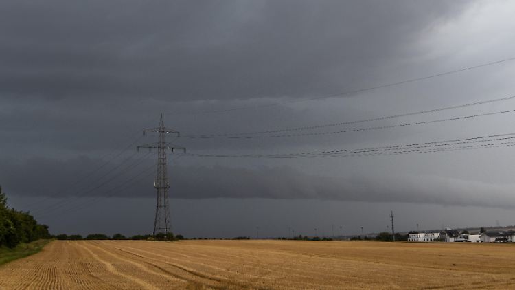 Dunkle Wolken nähern sich am Abend dem hessischen Nidderau. 