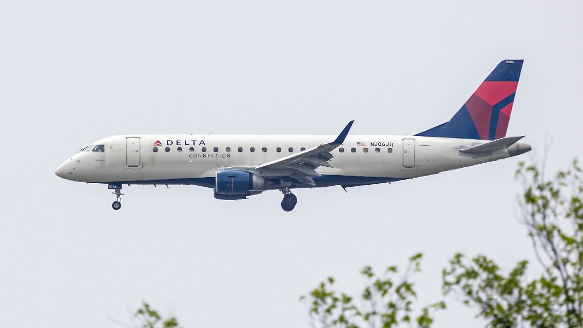 Ein Embraer-175-Regionalflieger von Delta musste ausweichen (Archivbild).