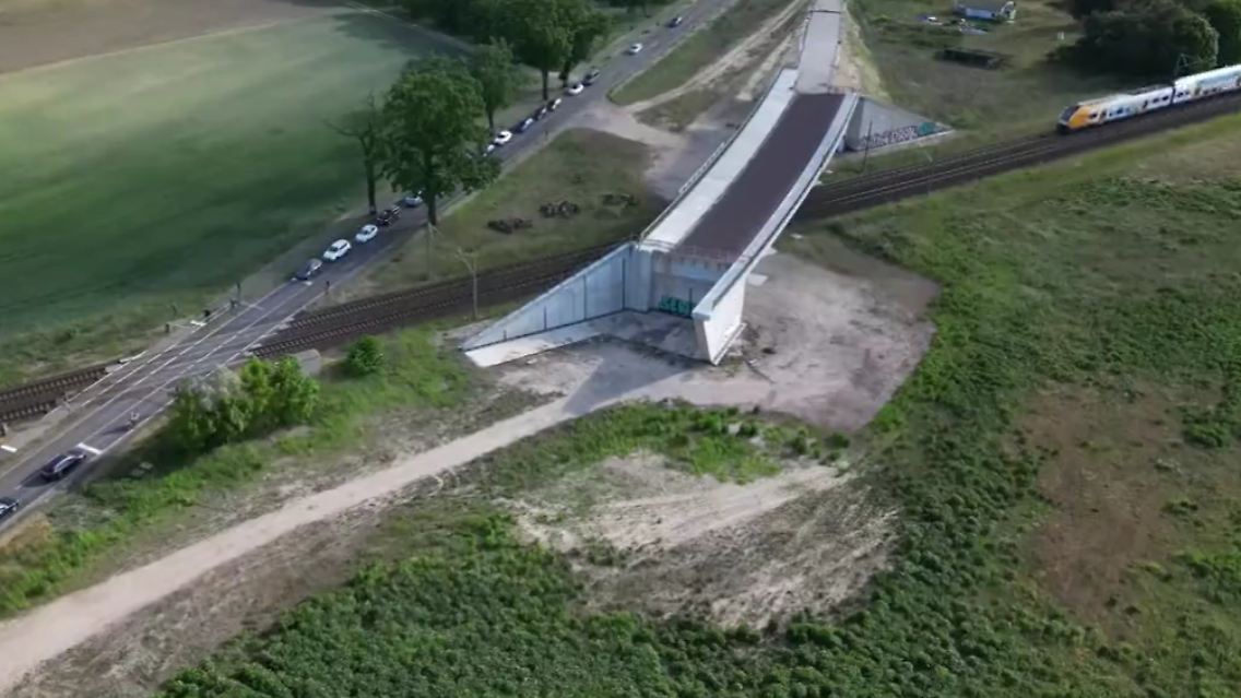 Bahnbrücke ohne Zufahrten ntv.png