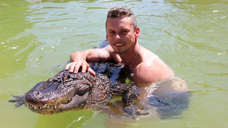 Krystian Kaulis spielt und kuschelt im Pool mit Alligator Frau Meyer.