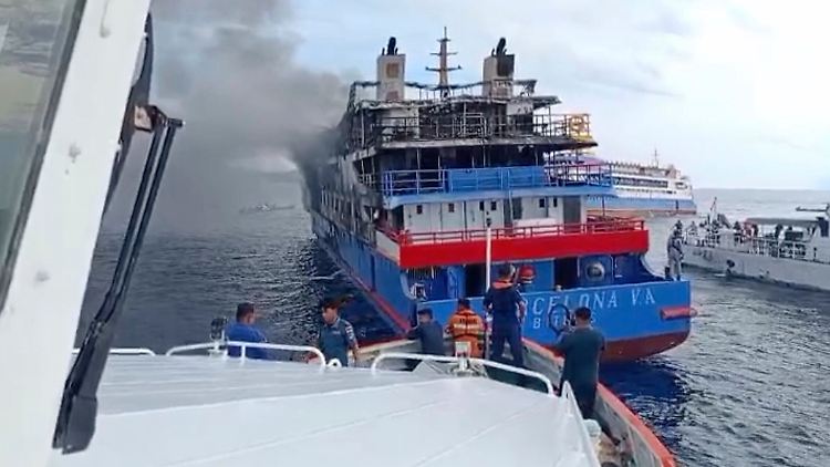 Retter nähern sich dem Passagierschiff "KM Barcelona", das in den Gewässern vor der Insel Talise in Nordsulawesi in Brand geraten ist.