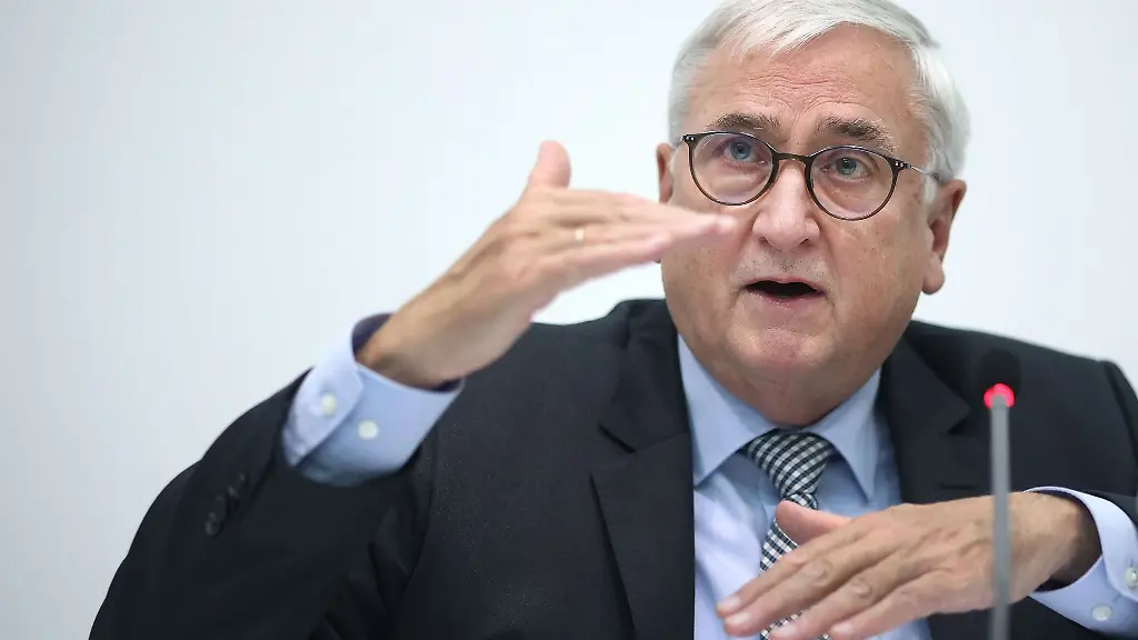 Michael-Richter-CDU-Finanzminister-von-Sachsen-Anhalt-spricht-waehrend-einer-Pressekonferenz