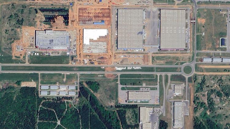 Blick auf die Fabrikanlagen auf einer älteren Satellitenaufnahme. Unter anderem in den Hallen oben rechts werden die Drohnen wohl produziert. Die im Aufbau befindlichen Anlagen daneben dürften mittlerweile fertiggestellt sein.