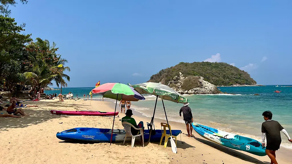 Truegerische-Idylle-am-Strand-von-Phuket-Ein-Mann-schuetzt-sich-dort-vor-der-bruetend-heissen-Sonne-Seit-Tagen-leiden-die-Menschen-in-weiten-Teilen-Suedostasiens-unter-ungewoehnlich-starker-Hitze