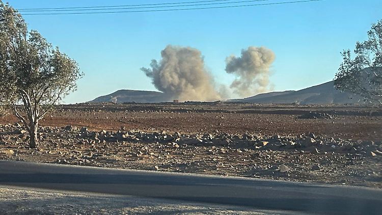 Rauch steigt nach einem mutmaßlichen israelischen Luftangriff auf das Dorf Jbab nördlich von Daraa auf. 