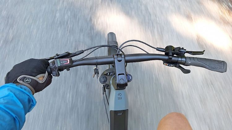 Kalkhoff verzichtet beim Season-Bike aus Preisgründen auf das gewohnte Anzeige-Display in der Lenkermitte. Über die LED-Remote von Bosch wird die Arbeit des SX-Antriebs gesteuert.
