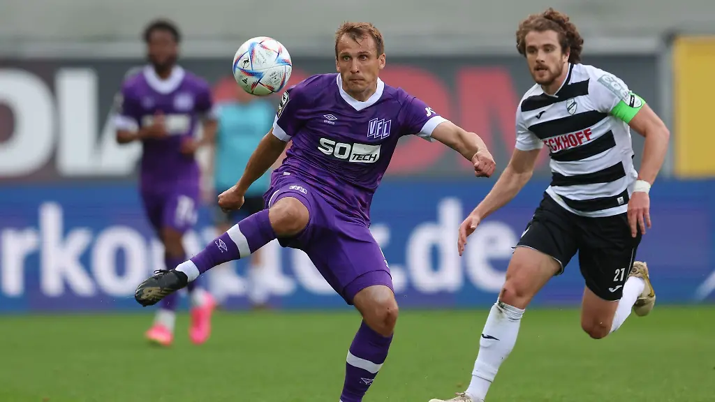 Osnabruecks-Robert-Tesche-l-im-Kampf-um-den-Ball-mit-Verls-Mael-Vincent-Lawrence-Corboz-r