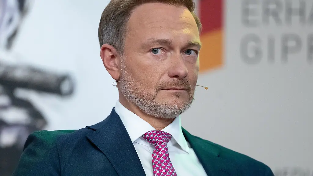 Christian-Lindner-FDP-Bundesminister-der-Finanzen-schaut-in-die-Kamera