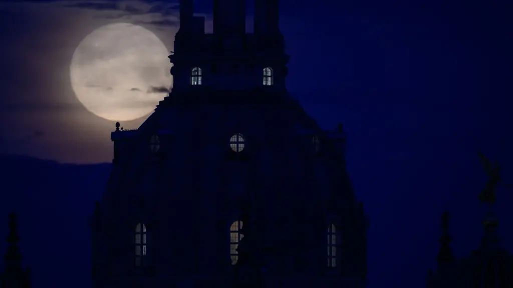 Der-Mond-geht-am-Morgen-hinter-der-Frauenkirche-unter