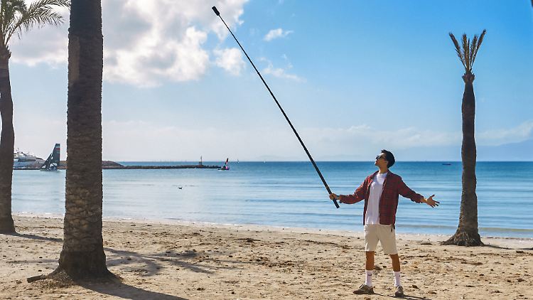Mit einem langen Selfie-Stick wird die 360-Grad-Kamera zur Drohne. Wir zeigen, warum sich das lohnt. 