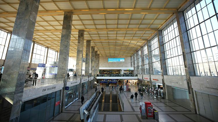 Die Staatsanwaltschaft geht davon aus, dass der Jugendliche im Wiener Westbahnhof entweder schießen oder eine Bombe zünden wollte.