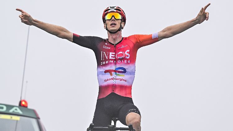 Thymen Arensman bei seinem Sieg auf Etappe 14 - auf seinem Trikot die Unternehmen INEOS und TotalEnergies