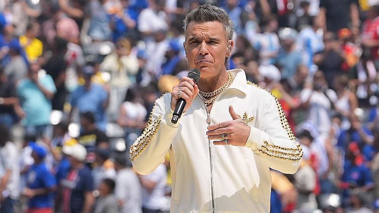 Regen? Da ist auch er machtlos: Robbie Williams.