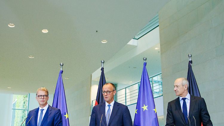 Kanzler Merz (m.) bewertet die Zusagen an der Seite von Deutsche-Bank-Chef Sewing (l.) und Siemens-Lenker Busch.