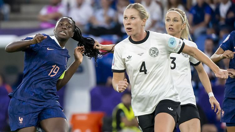Nach ihrem Aussetzer gegen Griedge Mbock Bathy könnte die EM für Kathrin Hendrich (hinten rechts) beendet sein.