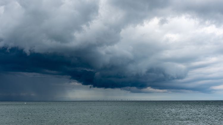 Schwere Gewitterwolken über der Ostsee. (Symbolbild)