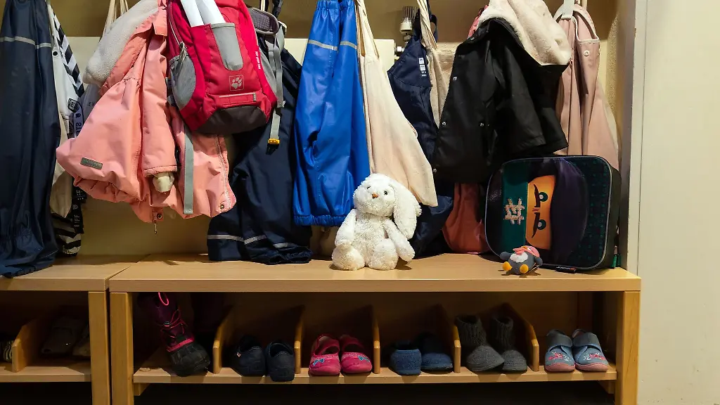 In-der-Garderobe-in-einer-Kindertagesstaette-haengen-Kinderjacken