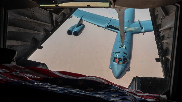 Ein Kampfbomber vom Typ B-52 über dem Flughafen von Minot, wo sich auch ein Militärstützpunkt befindet. (Archivbild) 