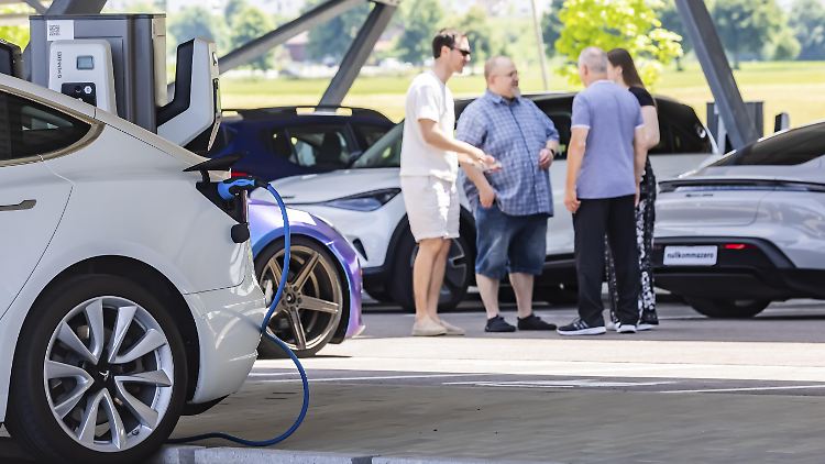 E-Auto-Besitzer auf der Schwäbischen Alb beim Plausch, während ihre Fahrzeuge laden. 