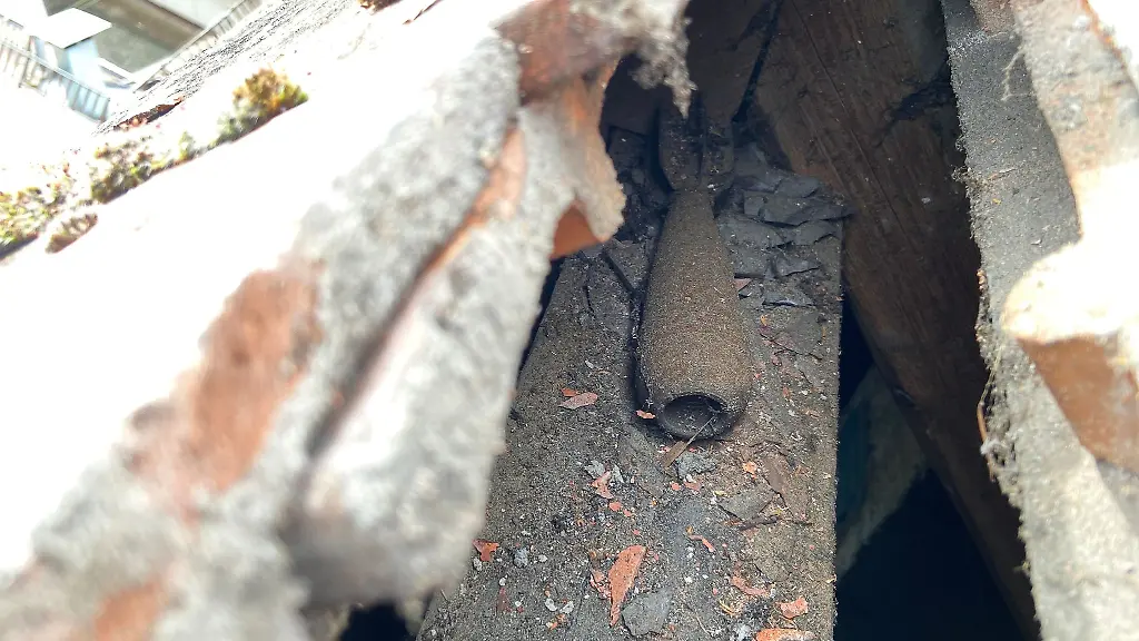 Eine-Granate-liegt-im-Giebel-auf-dem-Dachboden-eines-Mehrfamilienhauses