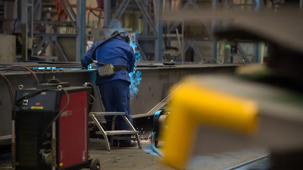 In-einer-Werkshalle-der-WBN-Waggonbau-Niesky-GmbH-in-Niesky-Sachsen-werden-am-Spezialwaggons-fuer-die-franzoesische-Group-Eurotunnel-SE-gefertigt