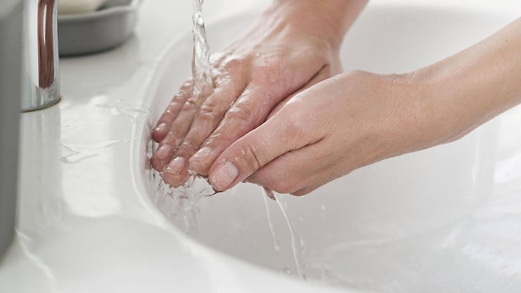 Mindestens 20 Sekunden sollten die Hände geschrubbt werden.