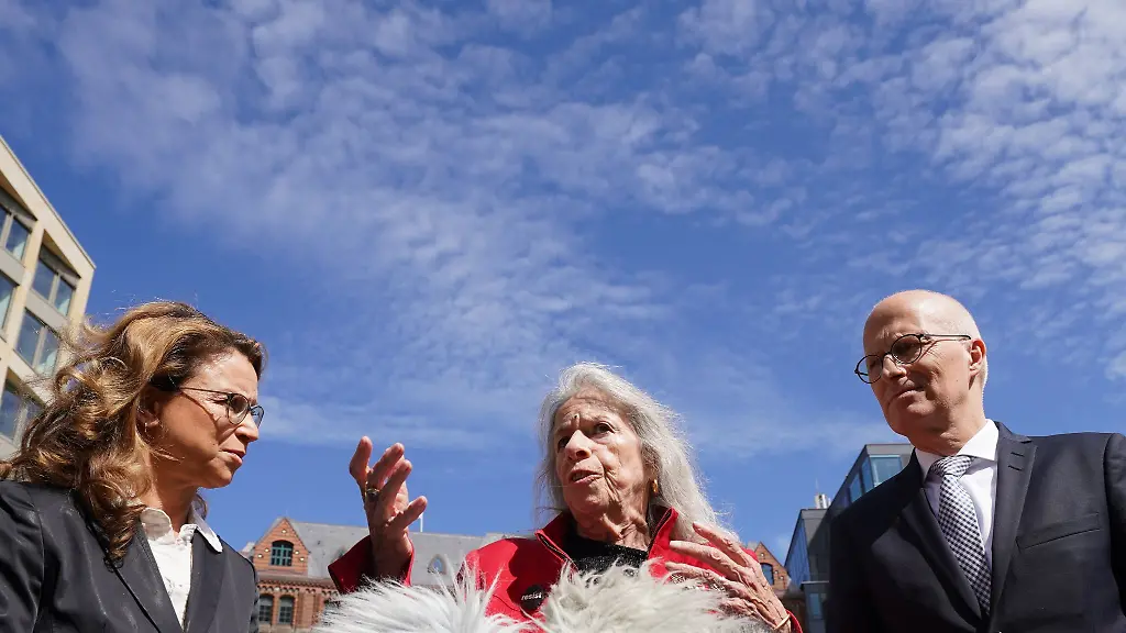Marione-Ingram-M-Zeitzeugin-einer-juedischen-Kindheit-in-Hamburg-steht-neben-Carola-Veit-SPD-Praesidentin-der-Hamburgischen-Buergerschaft-und-Peter-Tschentscher-SPD-Erster-Buergermeister-und-Praesident-des-Senats-der-Freien-und-Hansestadt-Hamburg-vor-der-Feierstunde-anlaesslich-des-Gedenktages-fuer-die-Befreienden-und-Befreiten-des-8-Mai-1945-am-Mahnmal-St-Nikolai