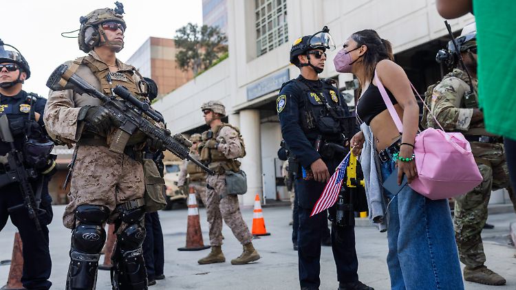 Das Ministerium für Innere Sicherheit der Vereinigten Staaten und die Marineinfanterie reagierten martialisch auf Anti-ICE-Demonstranten in Los Angeles.
