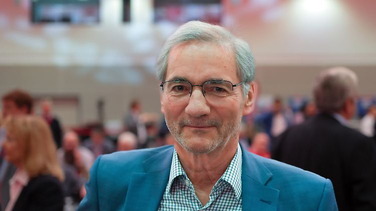 Was er genau in Moskau machte, erklärt Platzeck nicht. Man erwarte "wohl nicht im Ernst, dass ich zu meinem Privatleben irgendetwas bestätige, dementiere oder sonst wie anmerke".