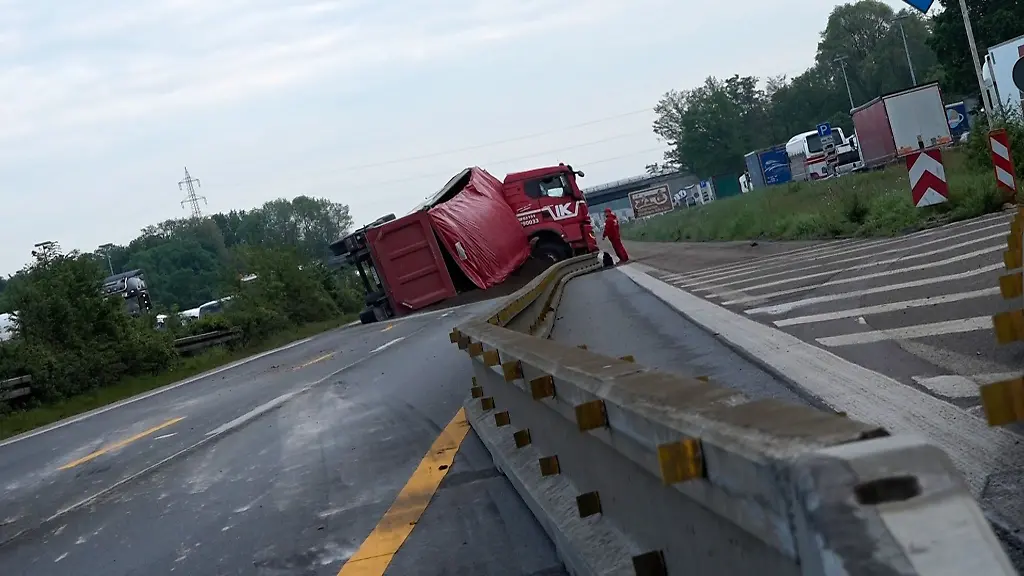 Der-umgekippte-Auflieger-eines-Sattelzuges-liegt-am-Montagmorgen-auf-der-A57