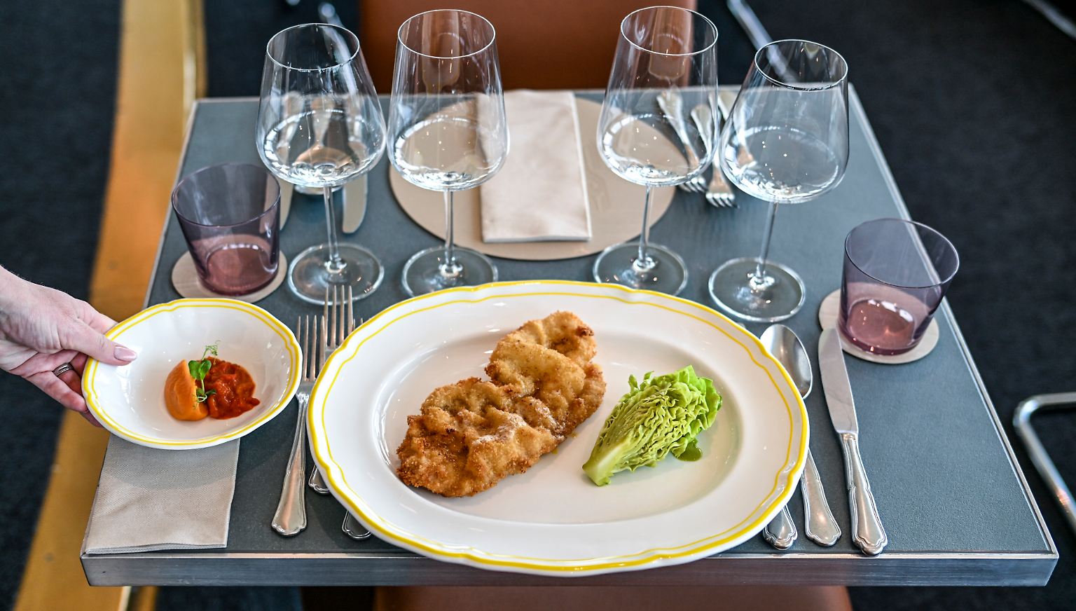 Auf der Speisekarte stehen Schweineschnitzel und Brathähnchen, ...