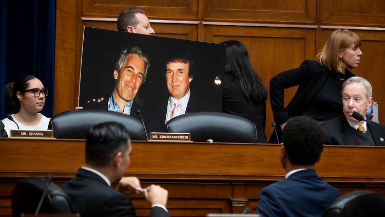 Wie eng war die Beziehung zwischen Epstein und Trump? Einem Bericht zufolge schmiss der heutige US-Präsident vor knapp 25 Jahren eine Kalendergirl-Party nur für Epstein und sich.