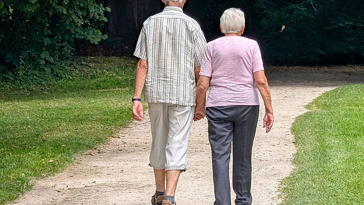 Frauen wurden 2024 im Schnitt 83,5 Jahre und Männer 78,9 Jahre alt, wie das Statistische Bundesamt mitteilte.