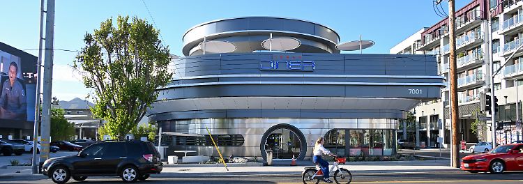 Der von Elon Musk geführte Elektroautobauer Tesla hat in Los Angeles ein erstes eigenes Diner eröffnet.