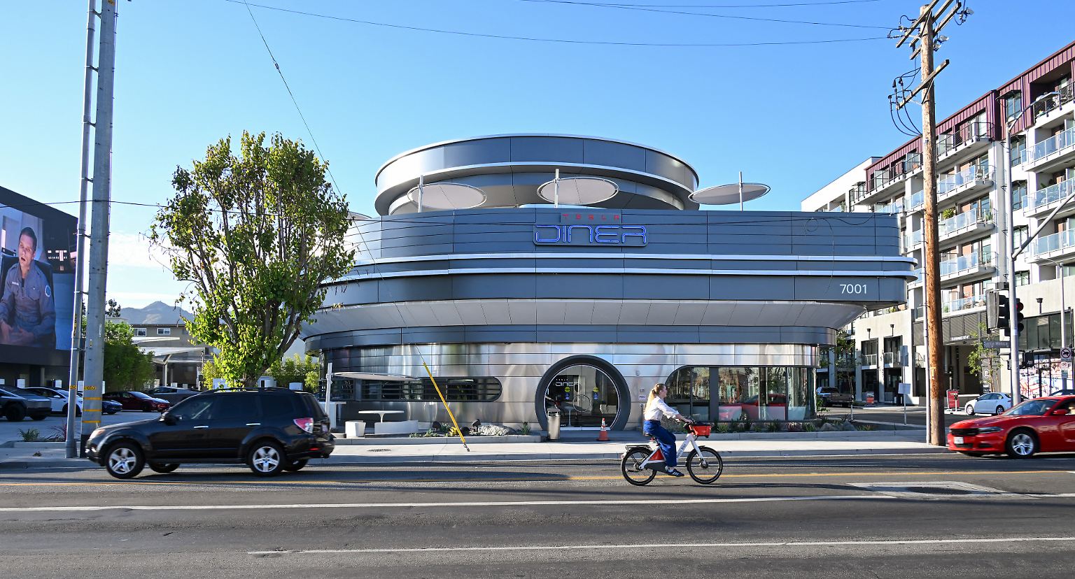Der von Elon Musk geführte Elektroautobauer Tesla hat in Los Angeles einen ersten eigenen Diner eröffnet.