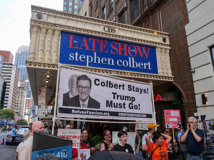 Vor dem Studio in New York City kam es am Montag zu Protesten von Colbert-Fans und Regierungsgegnern.