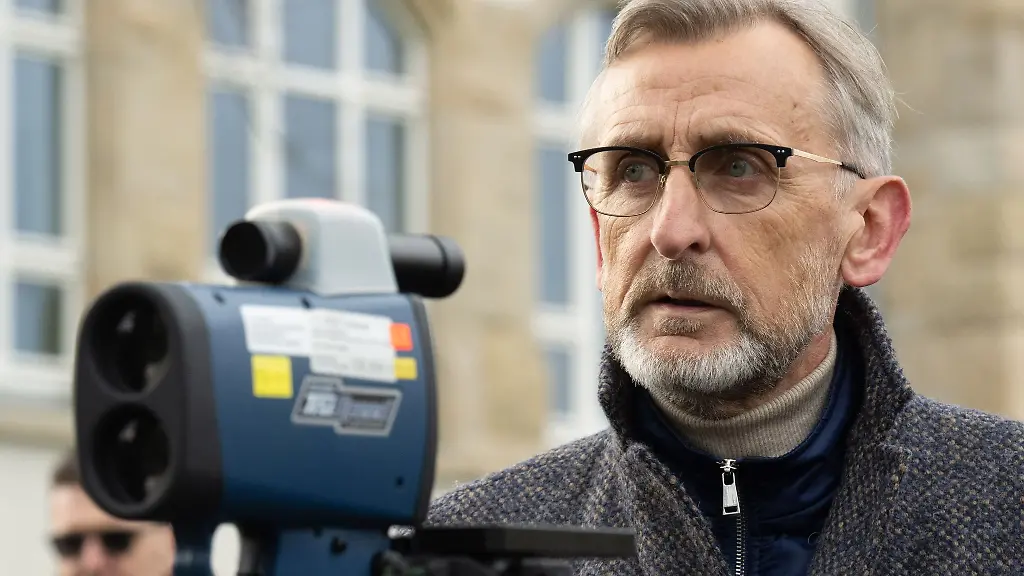 Armin-Schuster-CDU-Innenminister-von-Sachsen-steht-neben-einem-Lasermessgeraet